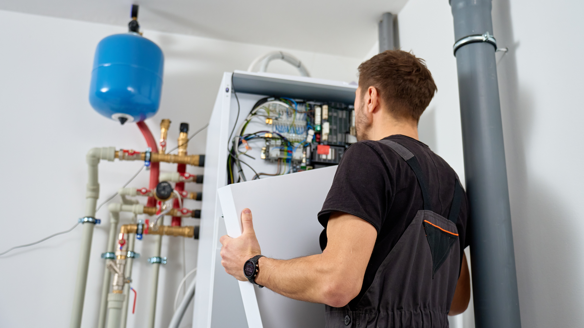 Técnico de Lumox Energy revisando el circuito hidráulico de una instalación de aerotermia en una vivienda.
