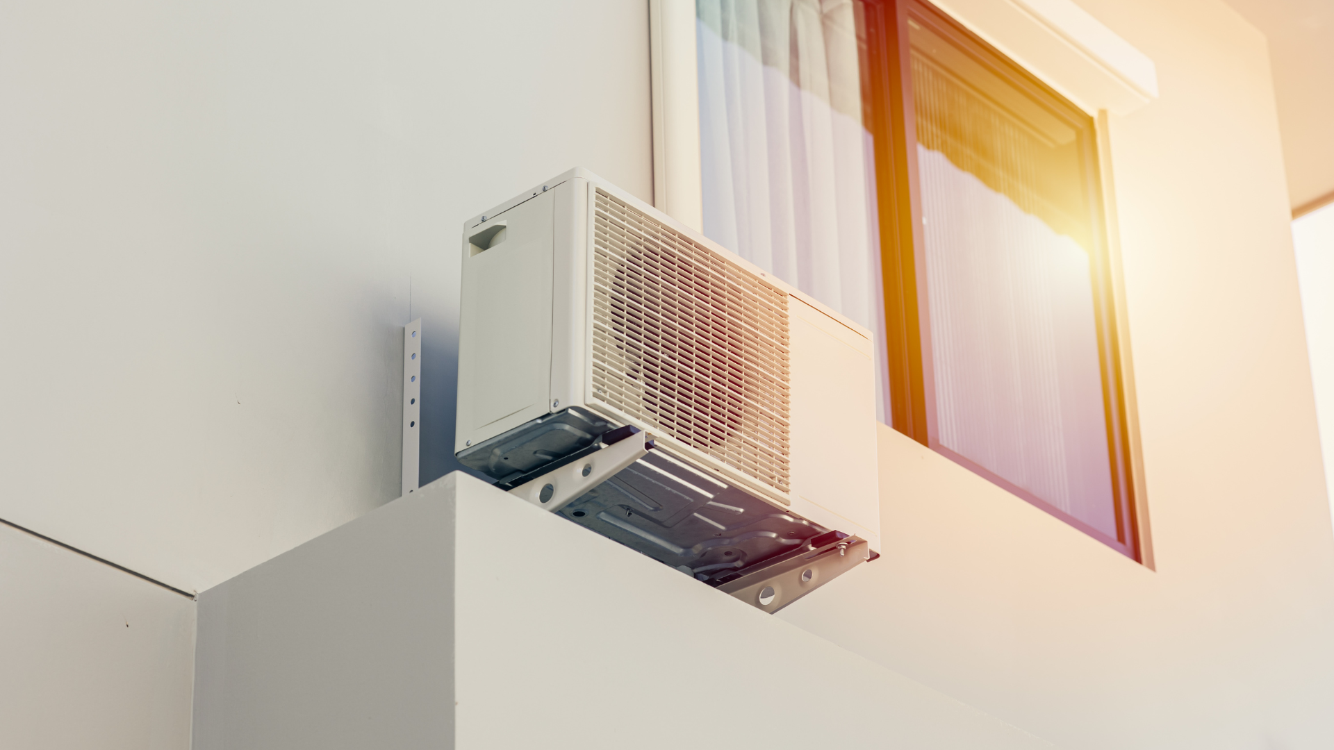 Detalle de la unidad exterior de una aerotermia de gama alta con tecnología inverter funcionando silenciosamente en un entorno residencial.
