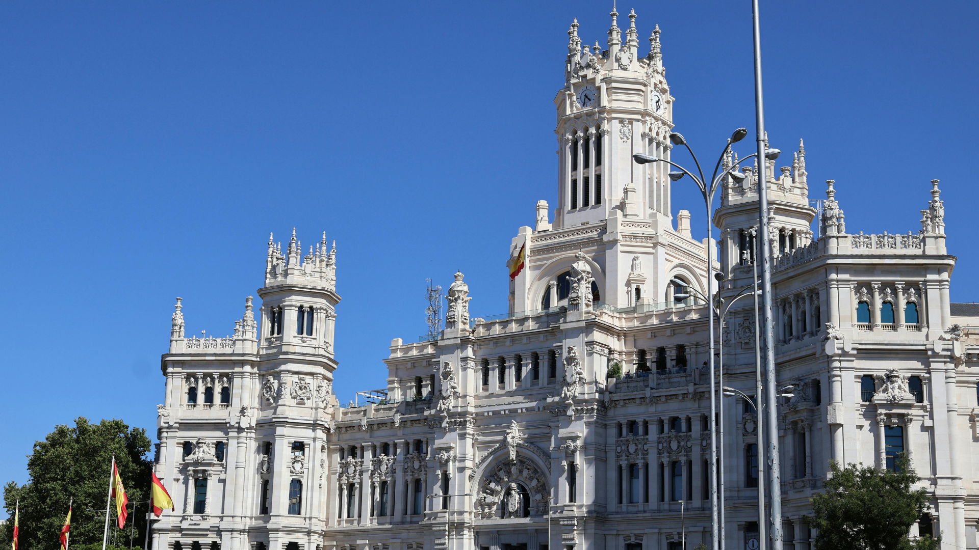 Fachada de un ayuntamiento moderno simbolizando las bonificaciones municipales ICIO e IBI. Bonificaciones municipales por autoconsumo energético.